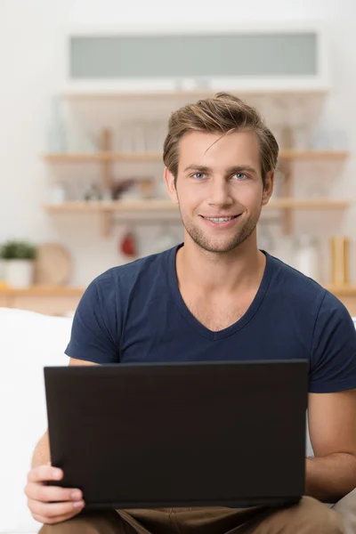 Joven estudiante masculino trabajando en un portátil — Foto de Stock