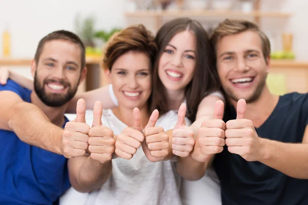 Hombres y mujeres jóvenes dando un pulgar hacia arriba — Foto de Stock