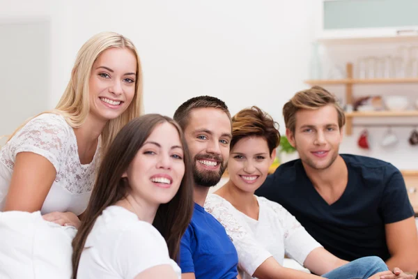 Junge Freunde entspannen zu Hause — Stockfoto