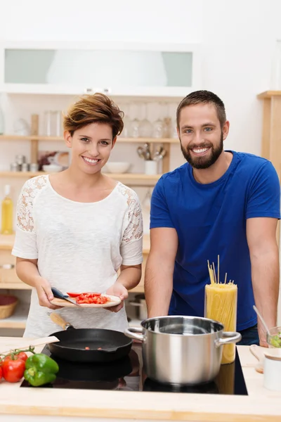 Junges Paar kocht Spaghetti — Stockfoto