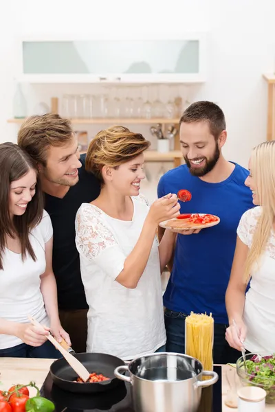 Young friends cooking dinner together — Stock Photo, Image