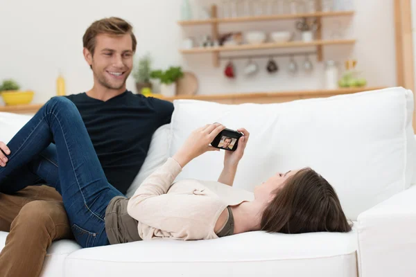 Junges Paar entspannt zu Hause — Stockfoto