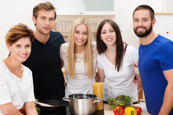 Gruppo di giovani amici felici preparare il pranzo — Foto Stock