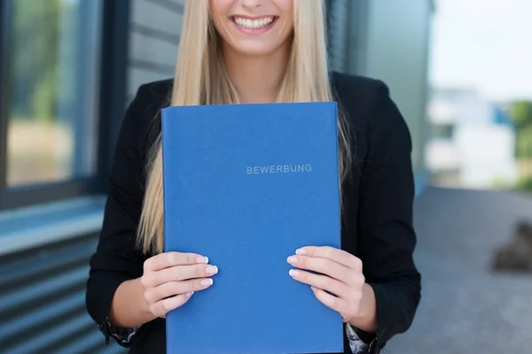 Mujer sosteniendo su curriculum vitae — Foto de Stock