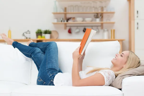 Woman enjoying reading a book at home — Stock Photo, Image