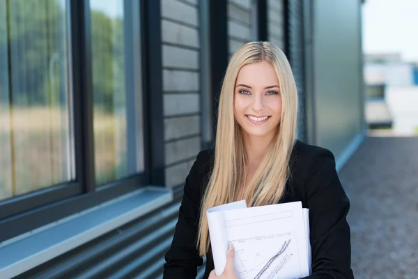 Glimlachende zakenvrouw buiten het kantoor — Stockfoto