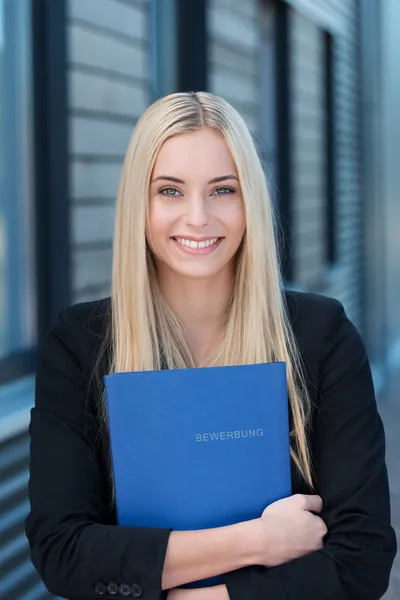 Lächelnde junge Bewerberin mit ihrem Lebenslauf — Stockfoto