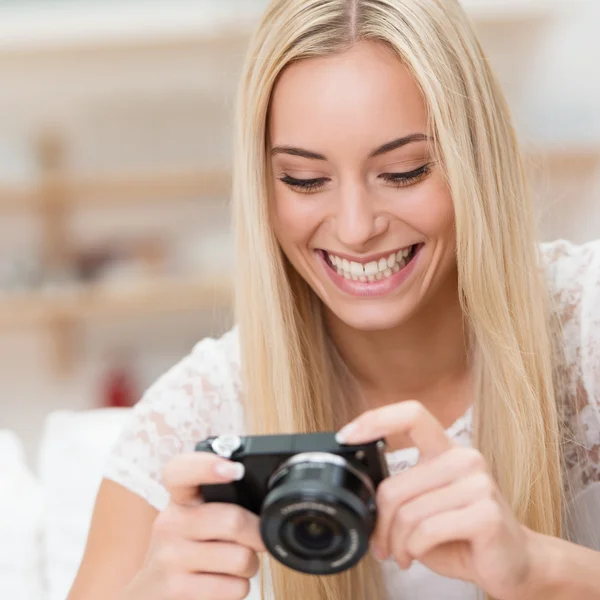 Glad kvinna som tittar på ett foto — Stockfoto