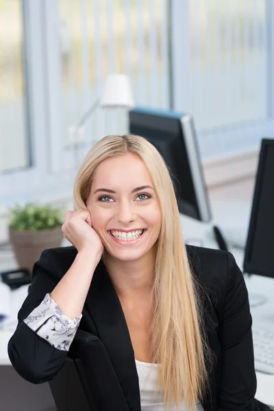 Gelukkig gemotiveerde jonge zakenvrouw — Stockfoto