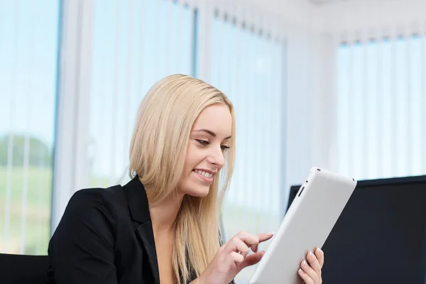 Young businesswoman working on a tablet-pc — Stock Photo, Image