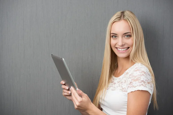 Mulher bonita feliz com um tablet-pc — Fotografia de Stock