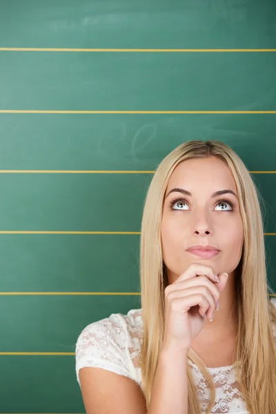 Nadenkend mooie jonge student — Stockfoto