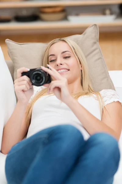 Mulher bonita verificando imagens em sua câmera — Fotografia de Stock
