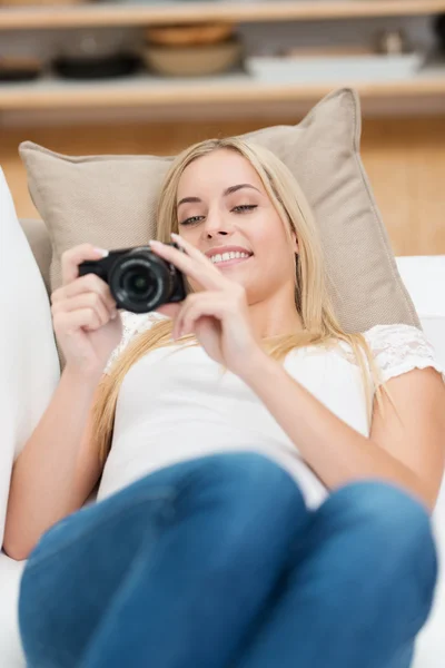 Bella donna che controlla le immagini sulla sua macchina fotografica — Foto Stock