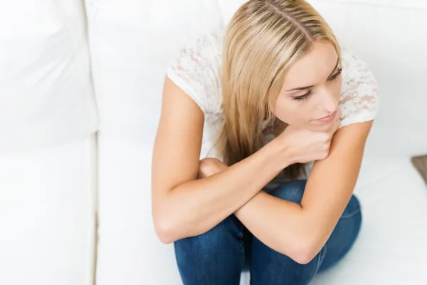 Junge Frau tief in Gedanken — Stockfoto