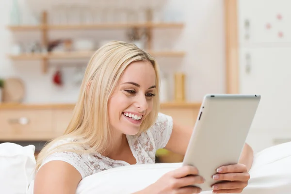 Woman reading information on her tablet — Stock Photo, Image