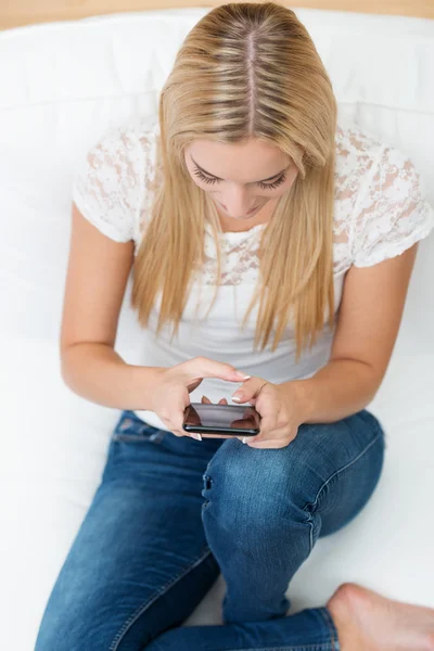 Young woman sending an sms text message — Stock Photo, Image