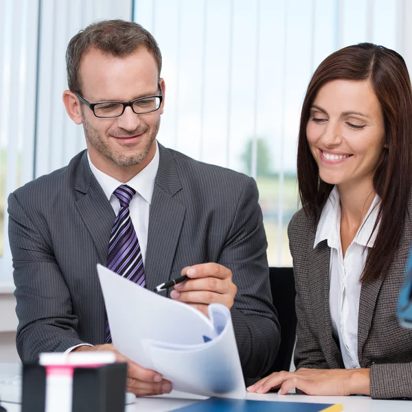 Teamwork in the office — Stock Photo, Image