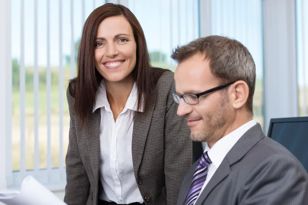 Secretária sorridente com seu chefe — Fotografia de Stock