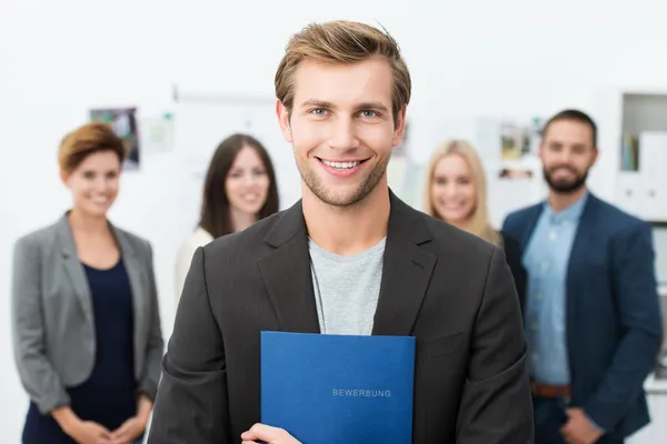 Lächelnder junger männlicher Bewerber — Stockfoto