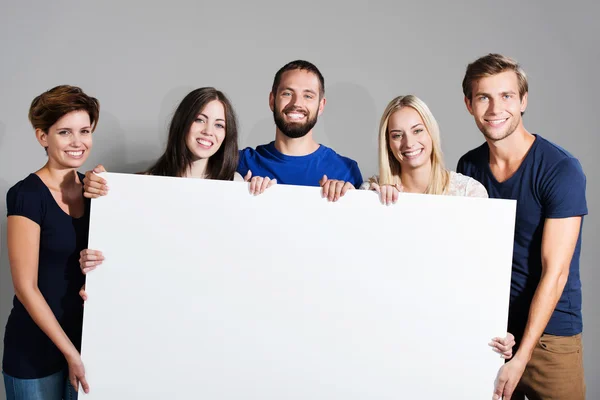 Business-Team mit einem leeren Schild — Stockfoto