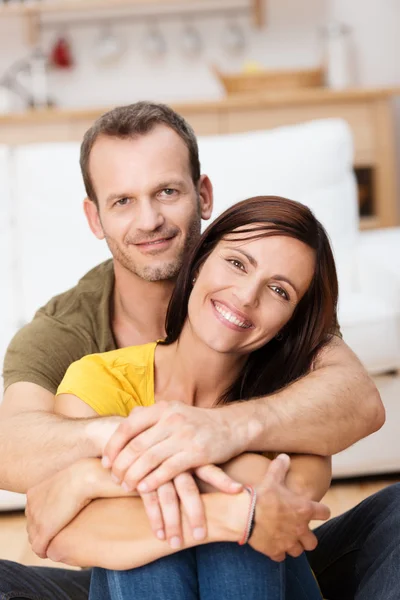 Porträt eines glücklich liebenden erwachsenen Paares — Stockfoto