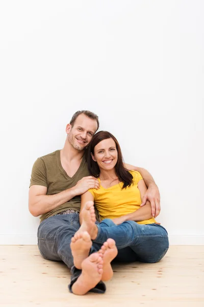 Schönes anhängliches junges Paar barfuß — Stockfoto