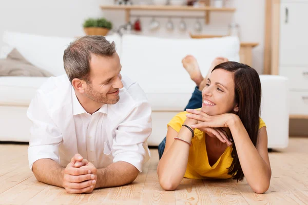 Loving young couple enjoying a relaxing day — Stock Photo, Image
