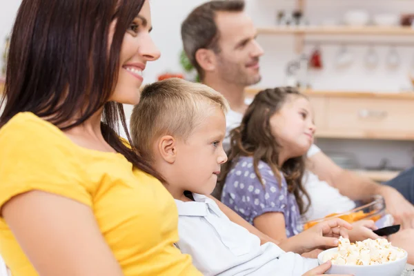 Madre e figlio guardando la televisione — Foto Stock