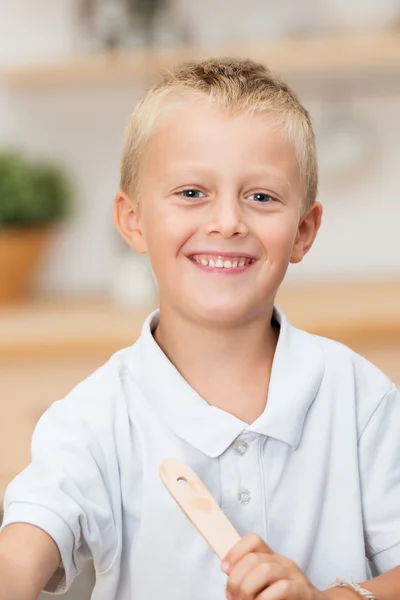 Portret van een knappe lachende kleine jongen — Stockfoto