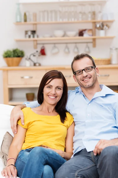 Couple affectueux relaxant sur un canapé — Photo