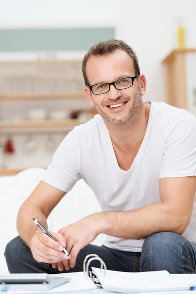 Vriendelijke gelukkig goed uitziende man in glazen — Stockfoto