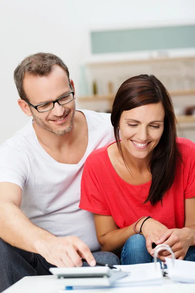 Pareja joven haciendo papeleo en casa —  Fotos de Stock