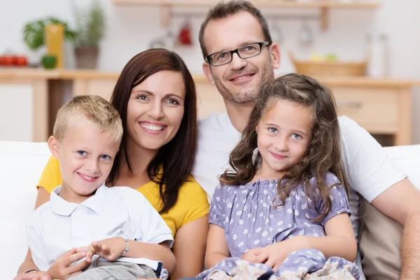 Glückliche Familie mit kleinem Sohn und Tochter — Stockfoto