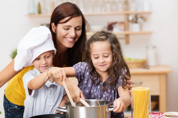 Irmão pequeno e irmã cozinhar uma refeição — Fotografia de Stock