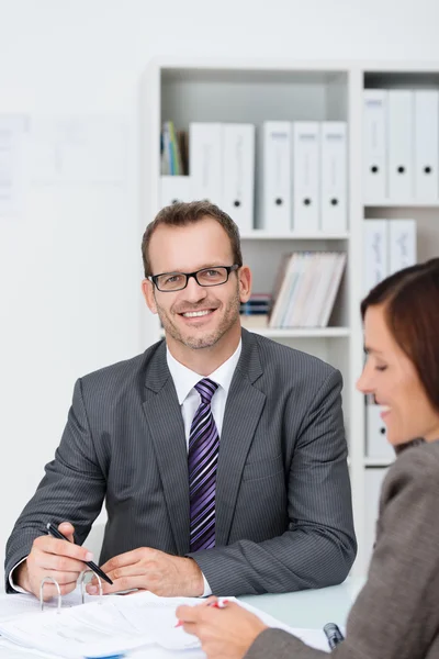 Selbstbewusster Geschäftsmann in seinem Büro — Stockfoto