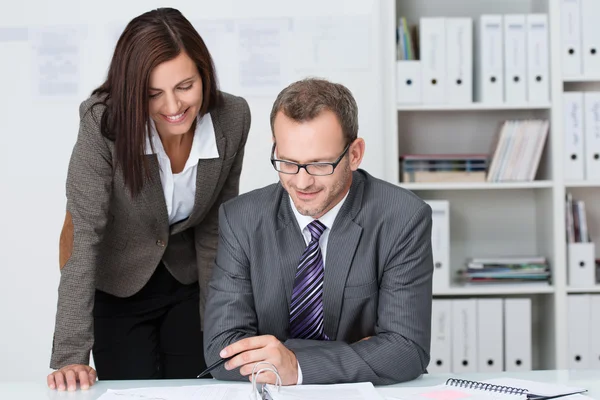 Geschäftsmann arbeitet mit seiner Sekretärin — Stockfoto