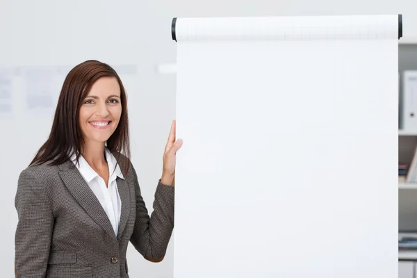 Feliz empresaria haciendo una presentación — Foto de Stock