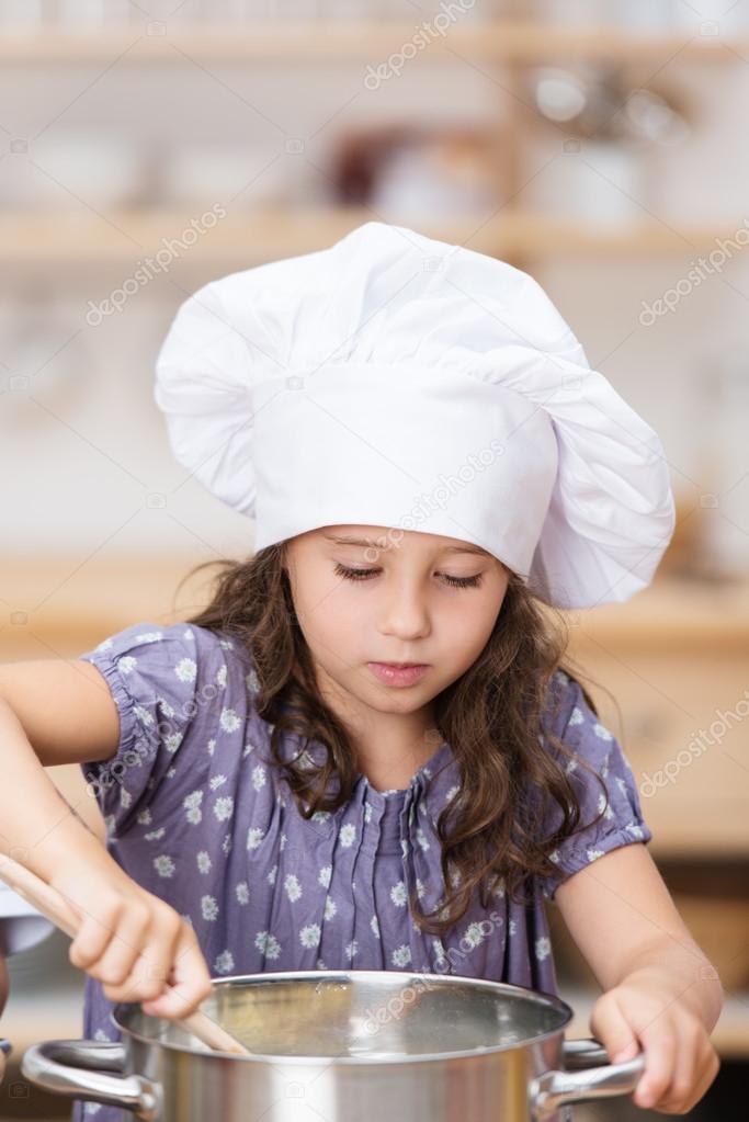 Un Niño Pequeño Con Ropa De Cocinero Roba La Masa Con Un Alfiler