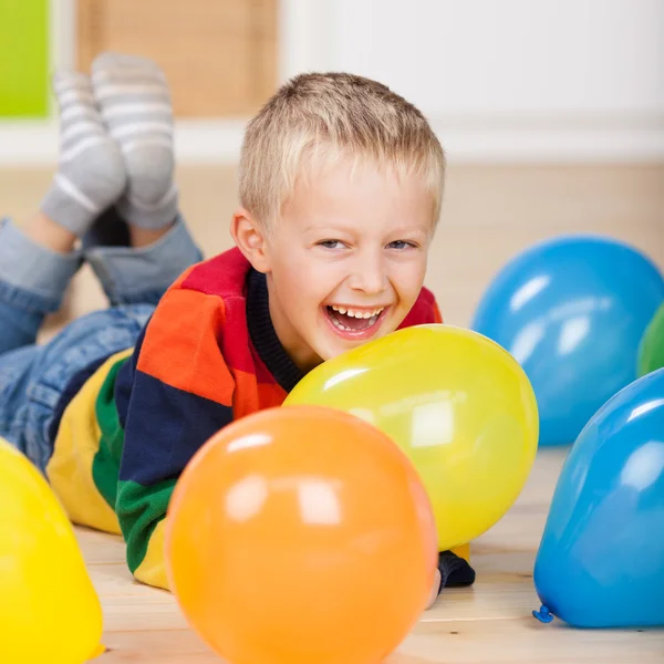 Schattige lachende verjaardag jongen — Stockfoto