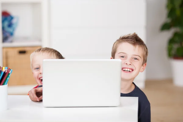 Speelse jonge jongens met een laptopcomputer — Stockfoto