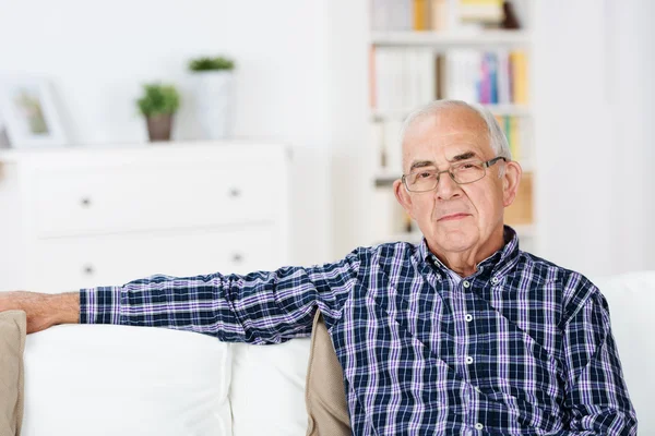 Tänksam äldre man hemma — Stockfoto