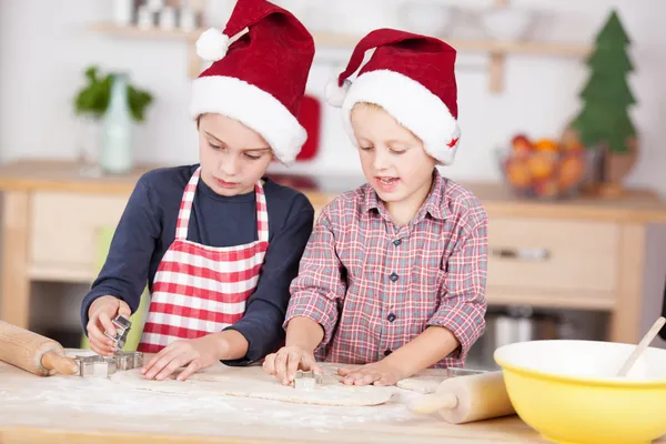 Dois meninos bonitos preparando biscoitos de Natal — Fotografia de Stock