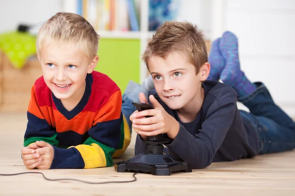 Two small boys watching television — Stock Photo, Image