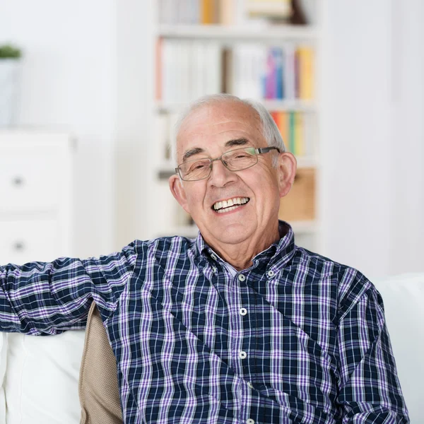 Senior lycklig med ett strålande leende — Stockfoto