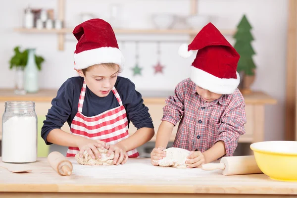 Dos hermanos jóvenes horneando galletas de Navidad —  Fotos de Stock