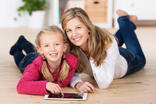 Mooi meisje met haar moeder — Stockfoto