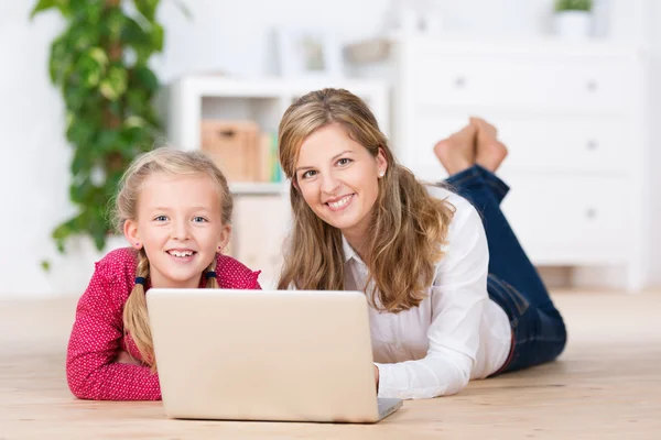 Dolce ragazza con sua madre — Foto Stock