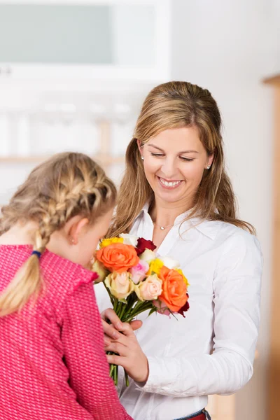 Niña oliendo una flor — Foto de Stock