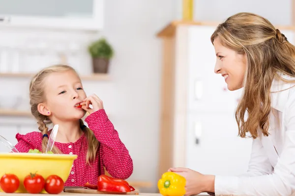 Carino bambina assaggiare le verdure — Foto Stock